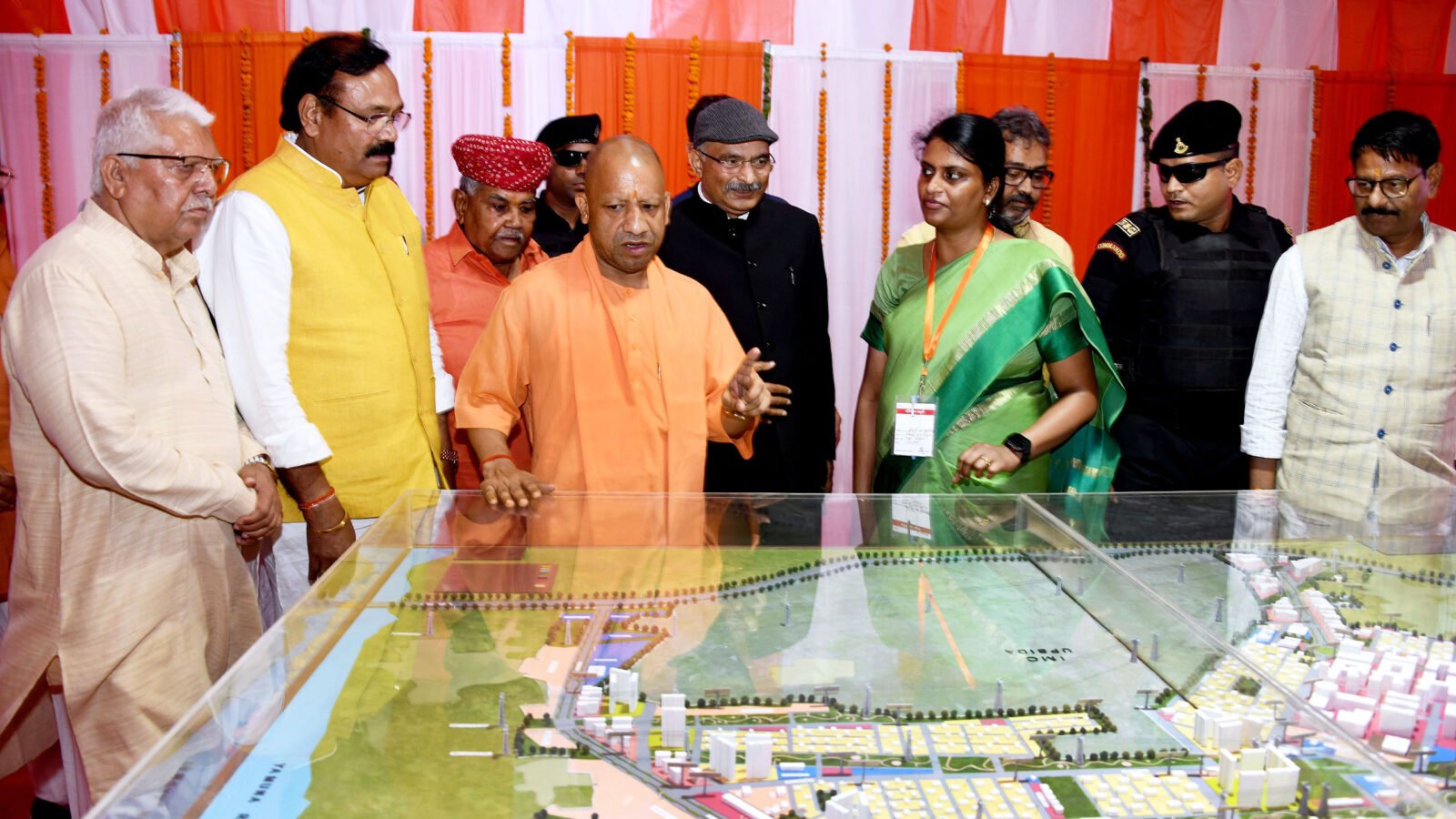 मुख्यमंत्री योगी आदित्यनाथ ने आगरा में 6466 करोड़ रुपये की 325 विकास परियोजनाओं का लोकार्पण और शिलान्यास किया। इस दौरान ‘ग्रेटर आगरा’ टाउनशिप का भूमिपूजन भी किया गया, जिसे 5142 करोड़ की लागत से 449 हेक्टेयर में विकसित किया जाएगा। यह परियोजना आधुनिक सुविधाओं, मल्टीस्टोरी आवास, हरित क्षेत्र और बेहतर कनेक्टिविटी के साथ आगरा को आर्थिक और शहरी विकास का नया केंद्र बनाएगी। सरकार का लक्ष्य इसे दूसरा नोएडा बनाना है।