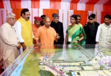 मुख्यमंत्री योगी आदित्यनाथ ने आगरा में 6466 करोड़ रुपये की 325 विकास परियोजनाओं का लोकार्पण और शिलान्यास किया। इस दौरान ‘ग्रेटर आगरा’ टाउनशिप का भूमिपूजन भी किया गया, जिसे 5142 करोड़ की लागत से 449 हेक्टेयर में विकसित किया जाएगा। यह परियोजना आधुनिक सुविधाओं, मल्टीस्टोरी आवास, हरित क्षेत्र और बेहतर कनेक्टिविटी के साथ आगरा को आर्थिक और शहरी विकास का नया केंद्र बनाएगी। सरकार का लक्ष्य इसे दूसरा नोएडा बनाना है।