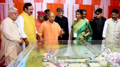 मुख्यमंत्री योगी आदित्यनाथ ने आगरा में 6466 करोड़ रुपये की 325 विकास परियोजनाओं का लोकार्पण और शिलान्यास किया। इस दौरान ‘ग्रेटर आगरा’ टाउनशिप का भूमिपूजन भी किया गया, जिसे 5142 करोड़ की लागत से 449 हेक्टेयर में विकसित किया जाएगा। यह परियोजना आधुनिक सुविधाओं, मल्टीस्टोरी आवास, हरित क्षेत्र और बेहतर कनेक्टिविटी के साथ आगरा को आर्थिक और शहरी विकास का नया केंद्र बनाएगी। सरकार का लक्ष्य इसे दूसरा नोएडा बनाना है।