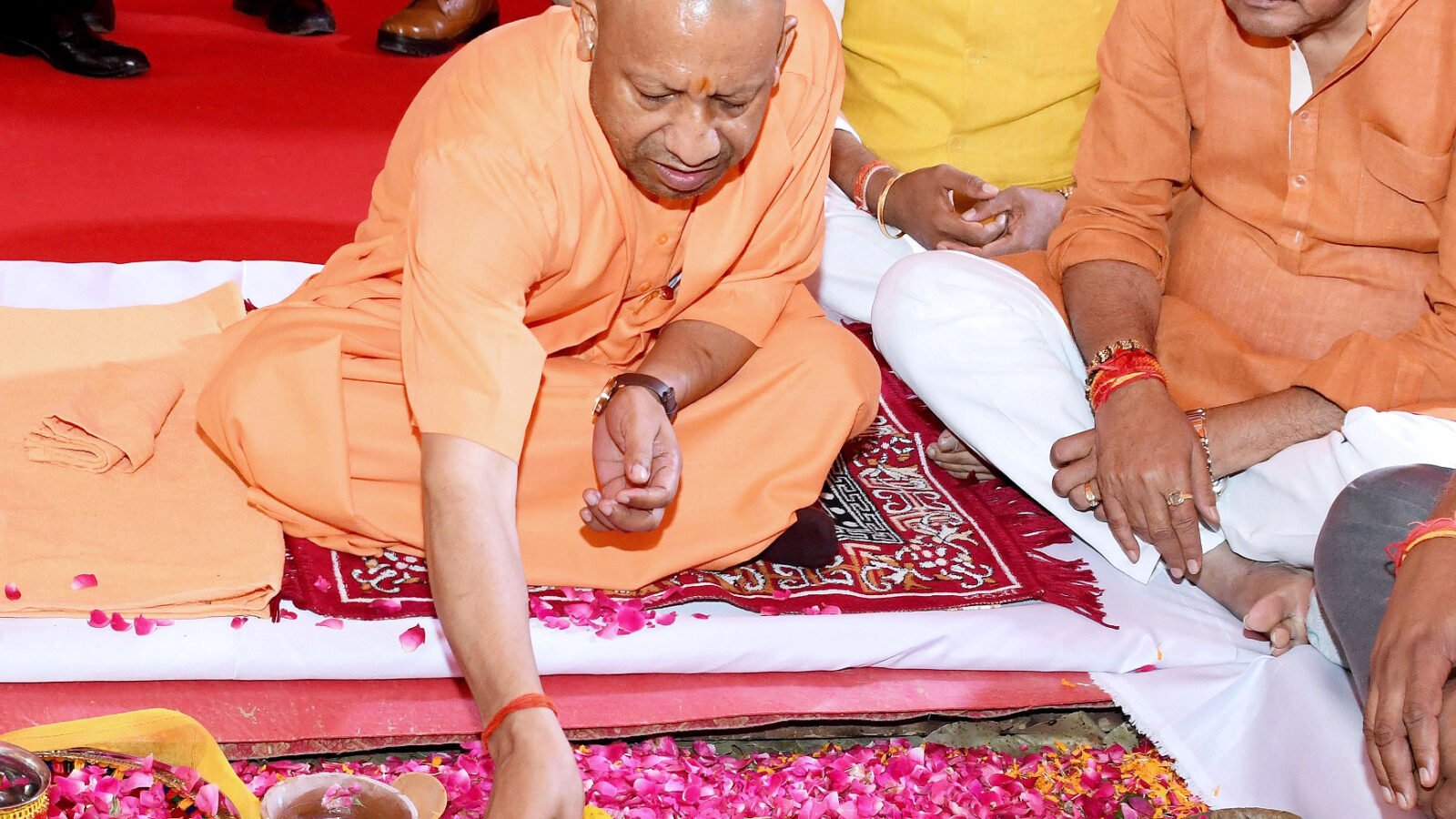 ग्रेटर आगरा परियोजना के तहत 450 हेक्टेयर में 10 सांस्कृतिक टाउनशिप विकसित होंगी, जिनका नाम पवित्र नदियों पर रखा गया है। 5142 करोड़ की लागत से बनने वाली यह योजना आधुनिक सुविधाओं, बेहतर कनेक्टिविटी और ग्रीन स्पेस के साथ आगरा को नया शहरी स्वरूप देगी। यह परियोजना रोजगार, निवेश और पर्यटन को भी नई गति प्रदान करेगी।