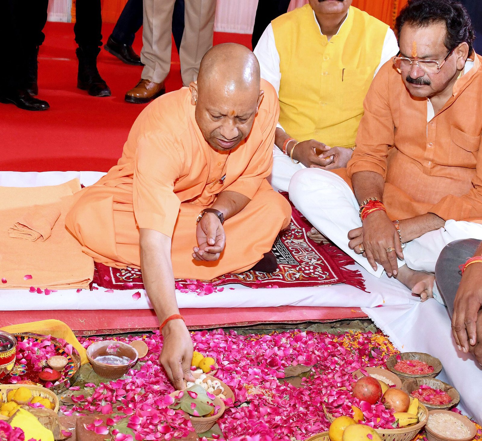 ग्रेटर आगरा परियोजना के तहत 450 हेक्टेयर में 10 सांस्कृतिक टाउनशिप विकसित होंगी, जिनका नाम पवित्र नदियों पर रखा गया है। 5142 करोड़ की लागत से बनने वाली यह योजना आधुनिक सुविधाओं, बेहतर कनेक्टिविटी और ग्रीन स्पेस के साथ आगरा को नया शहरी स्वरूप देगी। यह परियोजना रोजगार, निवेश और पर्यटन को भी नई गति प्रदान करेगी।