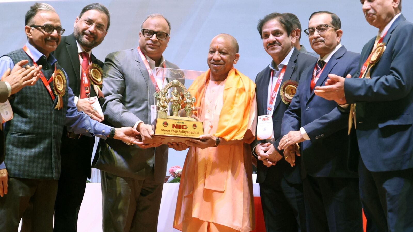 लखनऊ में आयोजित एनआईसी-2026 सम्मेलन में मुख्यमंत्री योगी आदित्यनाथ ने कहा कि तेजी से बढ़ती नॉन-कम्युनिकेबल बीमारियों से निपटने के लिए केवल उपचार नहीं, बल्कि बचाव पर भी समान ध्यान देना होगा। उन्होंने स्वास्थ्य व्यवस्था को इलाज-केंद्रित मॉडल से आगे बढ़ाकर जागरूकता और बेहतर जीवनशैली आधारित बनाने पर जोर दिया। आयुष्मान भारत योजना को देश का सबसे बड़ा स्वास्थ्य सुरक्षा कवच बताते हुए उन्होंने कहा कि स्वस्थ नागरिक ही सशक्त राष्ट्र की नींव हैं और जागरूकता अभियान समय की सबसे बड़ी जरूरत है।