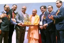 लखनऊ में आयोजित एनआईसी-2026 सम्मेलन में मुख्यमंत्री योगी आदित्यनाथ ने कहा कि तेजी से बढ़ती नॉन-कम्युनिकेबल बीमारियों से निपटने के लिए केवल उपचार नहीं, बल्कि बचाव पर भी समान ध्यान देना होगा। उन्होंने स्वास्थ्य व्यवस्था को इलाज-केंद्रित मॉडल से आगे बढ़ाकर जागरूकता और बेहतर जीवनशैली आधारित बनाने पर जोर दिया। आयुष्मान भारत योजना को देश का सबसे बड़ा स्वास्थ्य सुरक्षा कवच बताते हुए उन्होंने कहा कि स्वस्थ नागरिक ही सशक्त राष्ट्र की नींव हैं और जागरूकता अभियान समय की सबसे बड़ी जरूरत है।