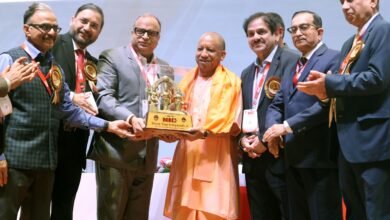 लखनऊ में आयोजित एनआईसी-2026 सम्मेलन में मुख्यमंत्री योगी आदित्यनाथ ने कहा कि तेजी से बढ़ती नॉन-कम्युनिकेबल बीमारियों से निपटने के लिए केवल उपचार नहीं, बल्कि बचाव पर भी समान ध्यान देना होगा। उन्होंने स्वास्थ्य व्यवस्था को इलाज-केंद्रित मॉडल से आगे बढ़ाकर जागरूकता और बेहतर जीवनशैली आधारित बनाने पर जोर दिया। आयुष्मान भारत योजना को देश का सबसे बड़ा स्वास्थ्य सुरक्षा कवच बताते हुए उन्होंने कहा कि स्वस्थ नागरिक ही सशक्त राष्ट्र की नींव हैं और जागरूकता अभियान समय की सबसे बड़ी जरूरत है।