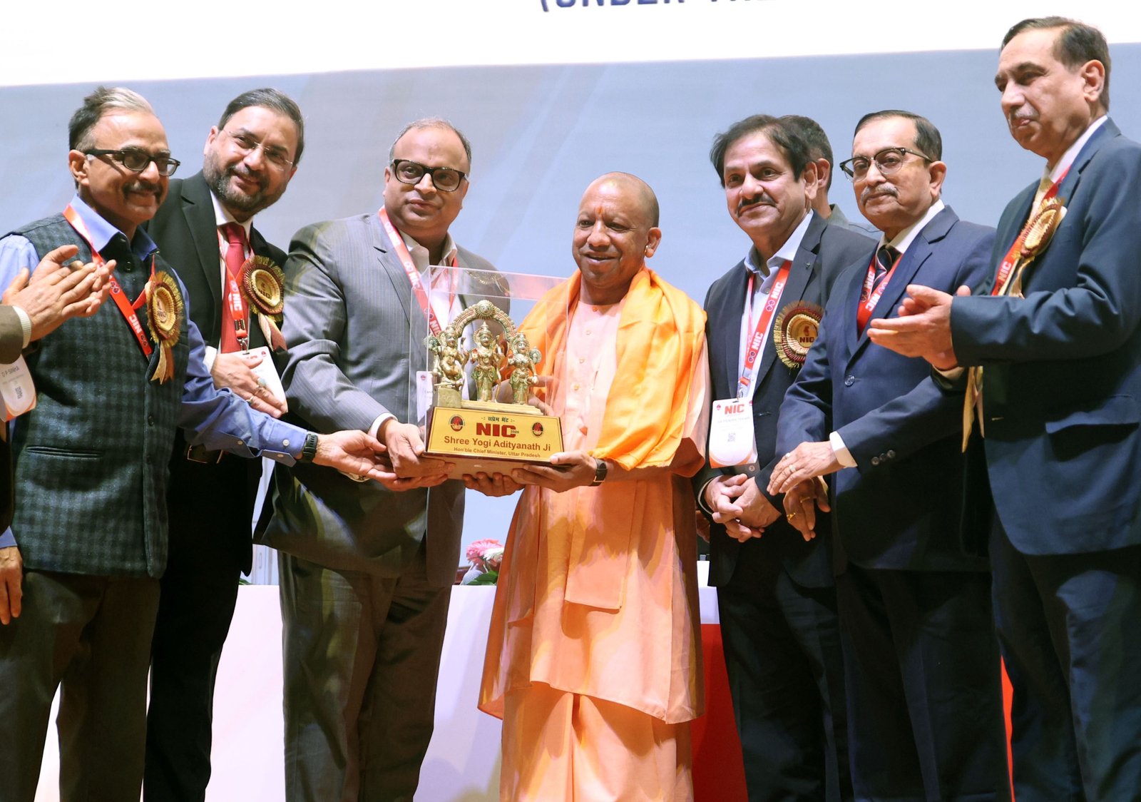 लखनऊ में आयोजित एनआईसी-2026 सम्मेलन में मुख्यमंत्री योगी आदित्यनाथ ने कहा कि तेजी से बढ़ती नॉन-कम्युनिकेबल बीमारियों से निपटने के लिए केवल उपचार नहीं, बल्कि बचाव पर भी समान ध्यान देना होगा। उन्होंने स्वास्थ्य व्यवस्था को इलाज-केंद्रित मॉडल से आगे बढ़ाकर जागरूकता और बेहतर जीवनशैली आधारित बनाने पर जोर दिया। आयुष्मान भारत योजना को देश का सबसे बड़ा स्वास्थ्य सुरक्षा कवच बताते हुए उन्होंने कहा कि स्वस्थ नागरिक ही सशक्त राष्ट्र की नींव हैं और जागरूकता अभियान समय की सबसे बड़ी जरूरत है।