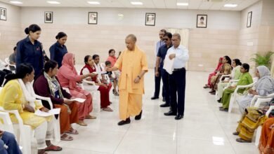 लखनऊ में आयोजित जनता दर्शन में मुख्यमंत्री योगी आदित्यनाथ ने आम नागरिकों की समस्याएं सुनीं और त्वरित समाधान के निर्देश दिए। उन्होंने पारिवारिक विवादों को आपसी समझ से सुलझाने की सलाह दी और कहा कि परिवार सबसे बड़ी पूंजी है। साथ ही अवैध कब्जा करने वालों पर कड़ी कार्रवाई और जन समस्याओं के संवेदनशील समाधान पर जोर दिया।