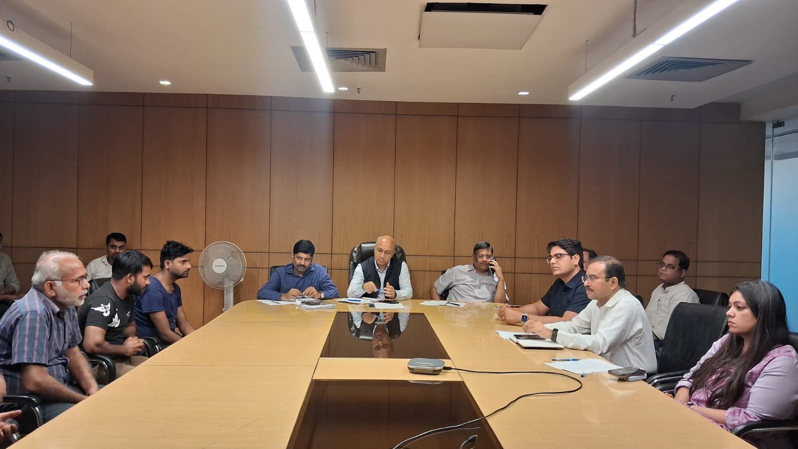 गौतम बुद्ध नगर में औद्योगिक असामंजस्य को देखते हुए सरकार ने उच्च स्तरीय समिति गठित की। ग्रेटर नोएडा में आयोजित बैठक में श्रमिकों की वेतन, अवकाश और ओवरटाइम से जुड़ी समस्याएं सुनी गईं। अधिकारियों ने श्रमिक हितों की सुरक्षा और सभी कंपनियों में श्रम कानूनों के सख्त अनुपालन का भरोसा दिया तथा शांति बनाए रखने की अपील की।