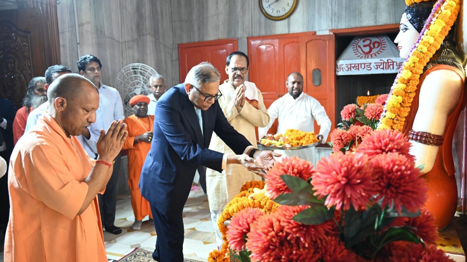 गोरखपुर में टाटा संस के चेयरमैन एन. चंद्रशेखरन ने मुख्यमंत्री योगी आदित्यनाथ के साथ गुरु गोरखनाथ मंदिर में दर्शन-पूजन किया। वैदिक मंत्रोच्चार के बीच विधि-विधान से पूजा संपन्न हुई। सीएम योगी ने उन्हें नाथपंथ के इतिहास और गुरु गोरखनाथ के जीवन दर्शन की जानकारी दी। कार्यक्रम के बाद उन्होंने मंदिर परिसर का भ्रमण और दोपहर भोज में सहभागिता की।