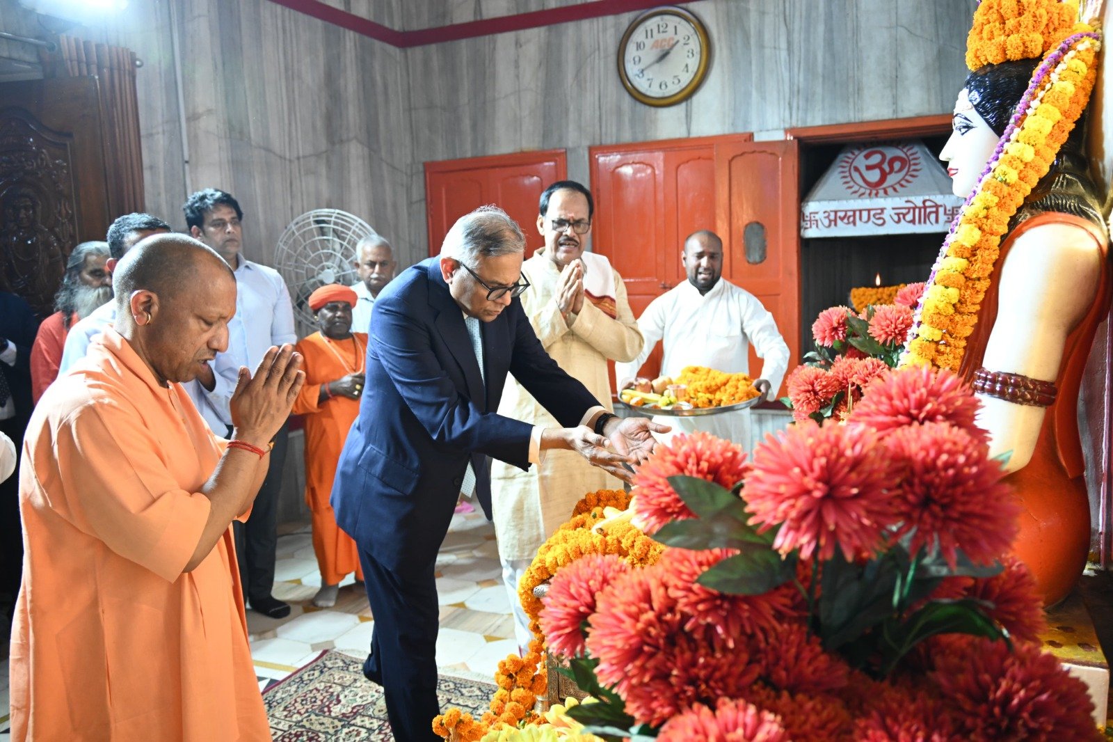 गोरखपुर में टाटा संस के चेयरमैन एन. चंद्रशेखरन ने मुख्यमंत्री योगी आदित्यनाथ के साथ गुरु गोरखनाथ मंदिर में दर्शन-पूजन किया। वैदिक मंत्रोच्चार के बीच विधि-विधान से पूजा संपन्न हुई। सीएम योगी ने उन्हें नाथपंथ के इतिहास और गुरु गोरखनाथ के जीवन दर्शन की जानकारी दी। कार्यक्रम के बाद उन्होंने मंदिर परिसर का भ्रमण और दोपहर भोज में सहभागिता की।