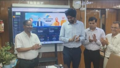 उत्तर प्रदेश सरकार ने प्रधानमंत्री सूर्य घर योजना की निगरानी के लिए नया पोर्टल लॉन्च किया है। यह पोर्टल आवेदन से भुगतान तक हर चरण की रियल-टाइम जानकारी देगा। इससे योजना में पारदर्शिता और तेजी आएगी। राज्य में अब तक 4.80 लाख से अधिक सोलर संयंत्र लग चुके हैं, जिससे स्वच्छ ऊर्जा को बढ़ावा मिला है।