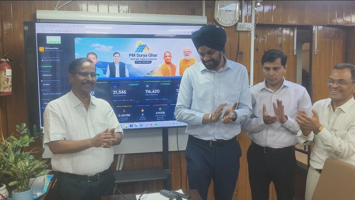 उत्तर प्रदेश सरकार ने प्रधानमंत्री सूर्य घर योजना की निगरानी के लिए नया पोर्टल लॉन्च किया है। यह पोर्टल आवेदन से भुगतान तक हर चरण की रियल-टाइम जानकारी देगा। इससे योजना में पारदर्शिता और तेजी आएगी। राज्य में अब तक 4.80 लाख से अधिक सोलर संयंत्र लग चुके हैं, जिससे स्वच्छ ऊर्जा को बढ़ावा मिला है।