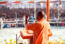 उत्तर प्रदेश के मुख्यमंत्री Yogi Adityanath ने पश्चिम बंगाल के नदिया और कटवा में जनसभाओं के दौरान Trinamool Congress पर जोरदार हमला बोला। उन्होंने आरोप लगाया कि राज्य में माफियाराज, भ्रष्टाचार और अराजकता चरम पर है। Mamata Banerjee सरकार पर CAA का विरोध करने और विकास कार्यों में बाधा डालने का आरोप लगाते हुए उन्होंने “डबल इंजन सरकार” की जरूरत बताई। सीएम योगी ने दावा किया कि आगामी चुनाव परिणामों में बंगाल बदलाव की ओर बढ़ेगा।