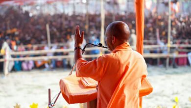 उत्तर प्रदेश के मुख्यमंत्री Yogi Adityanath ने पश्चिम बंगाल के नदिया और कटवा में जनसभाओं के दौरान Trinamool Congress पर जोरदार हमला बोला। उन्होंने आरोप लगाया कि राज्य में माफियाराज, भ्रष्टाचार और अराजकता चरम पर है। Mamata Banerjee सरकार पर CAA का विरोध करने और विकास कार्यों में बाधा डालने का आरोप लगाते हुए उन्होंने “डबल इंजन सरकार” की जरूरत बताई। सीएम योगी ने दावा किया कि आगामी चुनाव परिणामों में बंगाल बदलाव की ओर बढ़ेगा।