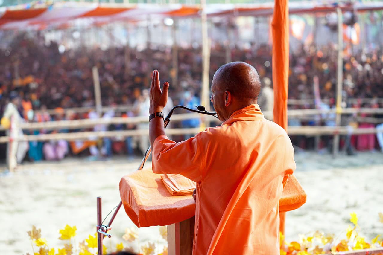 उत्तर प्रदेश के मुख्यमंत्री Yogi Adityanath ने पश्चिम बंगाल के नदिया और कटवा में जनसभाओं के दौरान Trinamool Congress पर जोरदार हमला बोला। उन्होंने आरोप लगाया कि राज्य में माफियाराज, भ्रष्टाचार और अराजकता चरम पर है। Mamata Banerjee सरकार पर CAA का विरोध करने और विकास कार्यों में बाधा डालने का आरोप लगाते हुए उन्होंने “डबल इंजन सरकार” की जरूरत बताई। सीएम योगी ने दावा किया कि आगामी चुनाव परिणामों में बंगाल बदलाव की ओर बढ़ेगा।