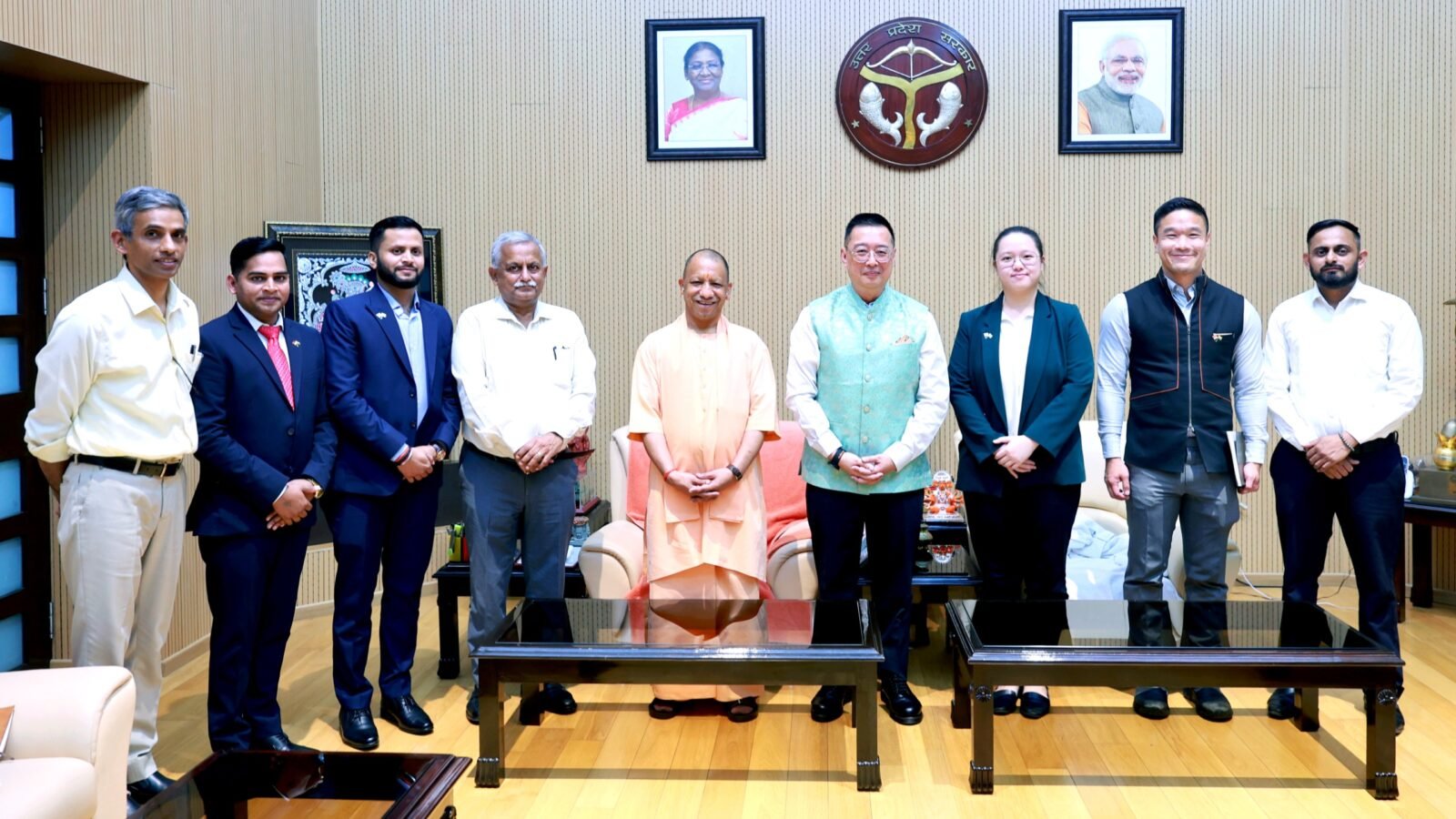 लखनऊ में मुख्यमंत्री योगी आदित्यनाथ से सिंगापुर के उच्चायुक्त साइमन वोंग ने मुलाकात की। बैठक में निवेश, स्किल डेवलपमेंट, इंफ्रास्ट्रक्चर और पर्यटन सहयोग पर चर्चा हुई। सिंगापुर की कंपनियां यूपी में निवेश बढ़ाने को तैयार हैं। जल्द ही एक बड़ा औद्योगिक प्रतिनिधिमंडल प्रदेश का दौरा करेगा, जिससे रोजगार और विकास को नई गति मिलने की संभावना है।