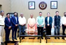 लखनऊ में मुख्यमंत्री योगी आदित्यनाथ से सिंगापुर के उच्चायुक्त साइमन वोंग ने मुलाकात की। बैठक में निवेश, स्किल डेवलपमेंट, इंफ्रास्ट्रक्चर और पर्यटन सहयोग पर चर्चा हुई। सिंगापुर की कंपनियां यूपी में निवेश बढ़ाने को तैयार हैं। जल्द ही एक बड़ा औद्योगिक प्रतिनिधिमंडल प्रदेश का दौरा करेगा, जिससे रोजगार और विकास को नई गति मिलने की संभावना है।