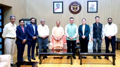 लखनऊ में मुख्यमंत्री योगी आदित्यनाथ से सिंगापुर के उच्चायुक्त साइमन वोंग ने मुलाकात की। बैठक में निवेश, स्किल डेवलपमेंट, इंफ्रास्ट्रक्चर और पर्यटन सहयोग पर चर्चा हुई। सिंगापुर की कंपनियां यूपी में निवेश बढ़ाने को तैयार हैं। जल्द ही एक बड़ा औद्योगिक प्रतिनिधिमंडल प्रदेश का दौरा करेगा, जिससे रोजगार और विकास को नई गति मिलने की संभावना है।