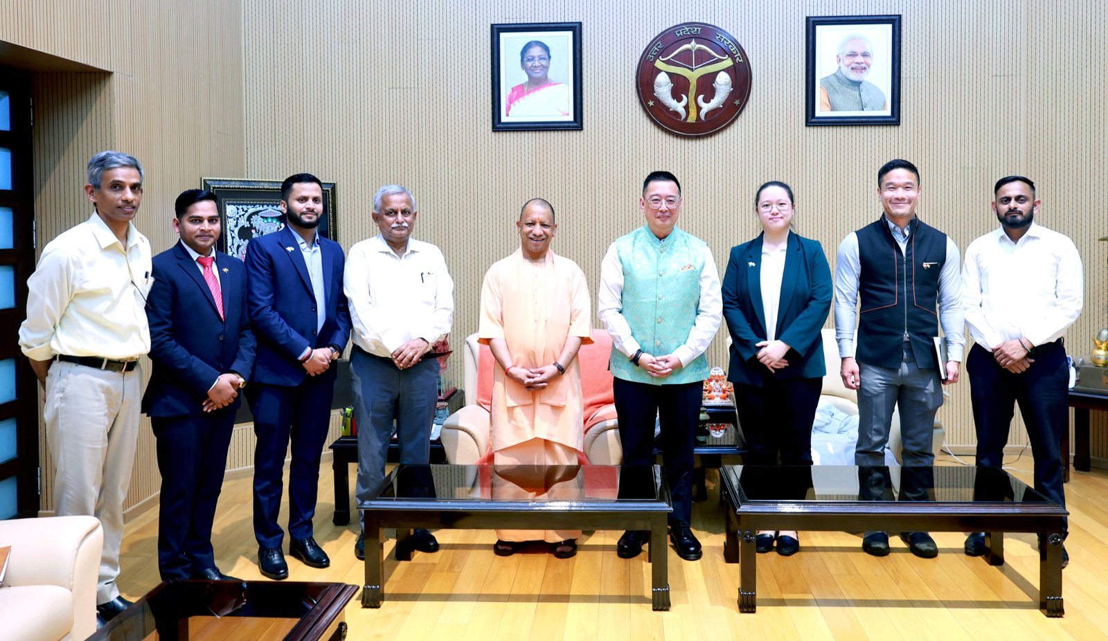 लखनऊ में मुख्यमंत्री योगी आदित्यनाथ से सिंगापुर के उच्चायुक्त साइमन वोंग ने मुलाकात की। बैठक में निवेश, स्किल डेवलपमेंट, इंफ्रास्ट्रक्चर और पर्यटन सहयोग पर चर्चा हुई। सिंगापुर की कंपनियां यूपी में निवेश बढ़ाने को तैयार हैं। जल्द ही एक बड़ा औद्योगिक प्रतिनिधिमंडल प्रदेश का दौरा करेगा, जिससे रोजगार और विकास को नई गति मिलने की संभावना है।