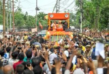 पश्चिम बंगाल के कल्याणी और दमदम विधानसभा क्षेत्रों में मुख्यमंत्री योगी आदित्यनाथ के रोड-शो में भारी जनसैलाब उमड़ा। ‘जयश्रीराम’, ‘वंदे मातरम’ और ‘बुलडोजर बाबा’ के नारों से पूरा इलाका गूंज उठा। भाजपा प्रत्याशियों के समर्थन में निकले इस रोड-शो में लोगों ने पुष्पवर्षा कर स्वागत किया। योगी ने जनता को संबोधित करते हुए माफियाराज और भ्रष्टाचार खत्म करने का भरोसा दिलाया। उन्होंने कहा कि डबल इंजन सरकार बनने पर बंगाल में विकास और सुशासन का नया दौर शुरू होगा।