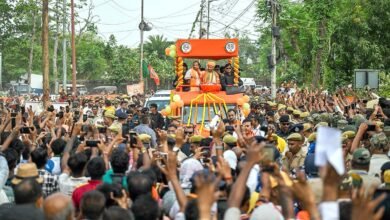 पश्चिम बंगाल के कल्याणी और दमदम विधानसभा क्षेत्रों में मुख्यमंत्री योगी आदित्यनाथ के रोड-शो में भारी जनसैलाब उमड़ा। ‘जयश्रीराम’, ‘वंदे मातरम’ और ‘बुलडोजर बाबा’ के नारों से पूरा इलाका गूंज उठा। भाजपा प्रत्याशियों के समर्थन में निकले इस रोड-शो में लोगों ने पुष्पवर्षा कर स्वागत किया। योगी ने जनता को संबोधित करते हुए माफियाराज और भ्रष्टाचार खत्म करने का भरोसा दिलाया। उन्होंने कहा कि डबल इंजन सरकार बनने पर बंगाल में विकास और सुशासन का नया दौर शुरू होगा।