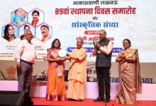 लखनऊ में आकाशवाणी के 89वें स्थापना दिवस पर मुख्यमंत्री योगी आदित्यनाथ ने इसकी 88 वर्षों की यात्रा को जनविश्वास का प्रतीक बताया। उन्होंने कहा कि आकाशवाणी ने भाषा की शुद्धता, सांस्कृतिक एकता और ग्रामीण-शहरी जुड़ाव को मजबूत किया। ‘मन की बात’ जैसे कार्यक्रम आज भी प्रेरणा देते हैं और देश को एक सूत्र में बांधते हैं।