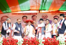 असम के बारपेटा में जनसभा को संबोधित करते हुए मुख्यमंत्री योगी आदित्यनाथ ने कांग्रेस और यूडीएफ पर तीखा हमला बोला। उन्होंने घुसपैठ, डेमोग्राफी बदलाव और सांस्कृतिक सुरक्षा को बड़ा मुद्दा बताया। एनडीए सरकार को विकास और विरासत का रक्षक बताते हुए असमवासियों से भाजपा को समर्थन देने की अपील की।