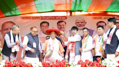 असम के बारपेटा में जनसभा को संबोधित करते हुए मुख्यमंत्री योगी आदित्यनाथ ने कांग्रेस और यूडीएफ पर तीखा हमला बोला। उन्होंने घुसपैठ, डेमोग्राफी बदलाव और सांस्कृतिक सुरक्षा को बड़ा मुद्दा बताया। एनडीए सरकार को विकास और विरासत का रक्षक बताते हुए असमवासियों से भाजपा को समर्थन देने की अपील की।