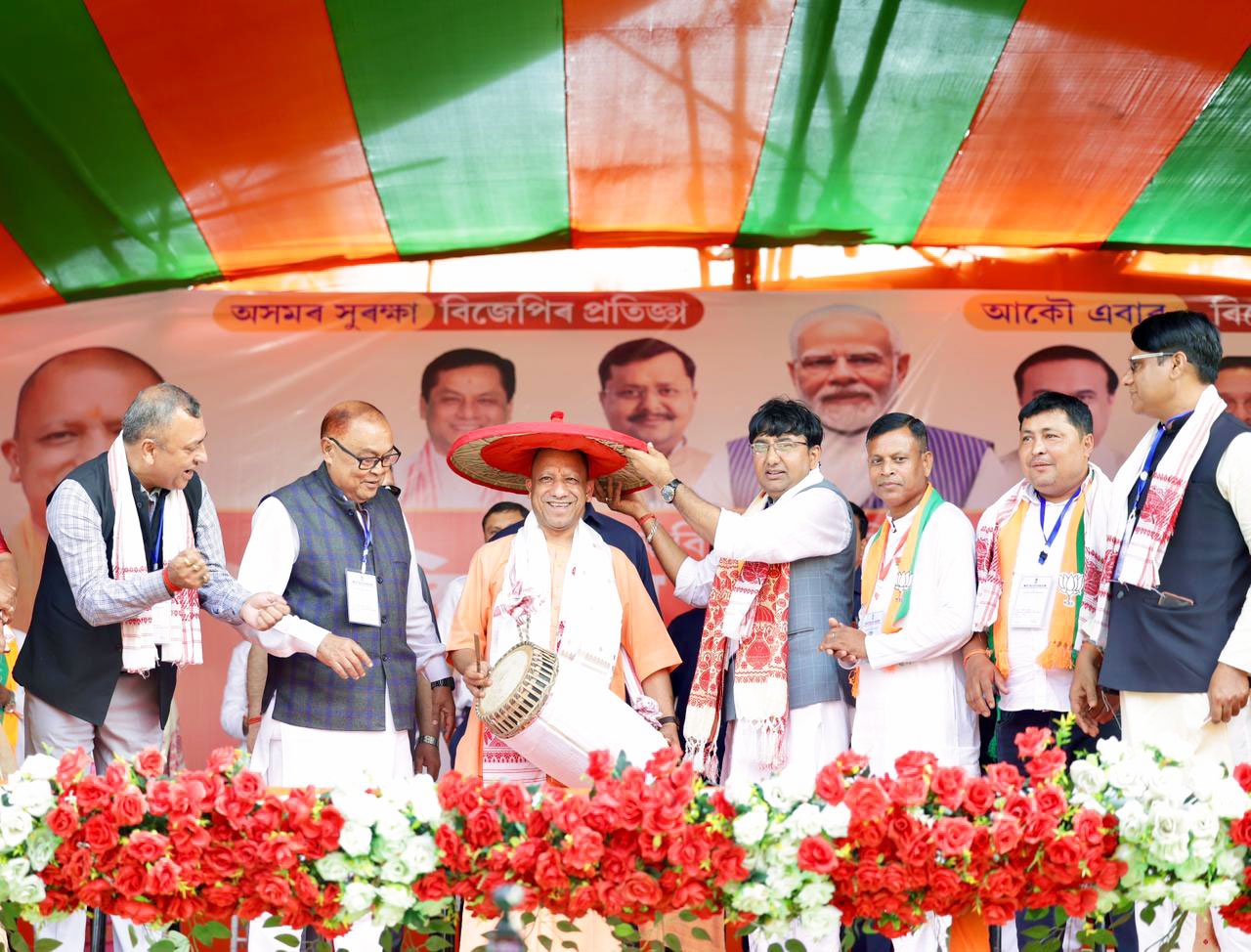 असम के बारपेटा में जनसभा को संबोधित करते हुए मुख्यमंत्री योगी आदित्यनाथ ने कांग्रेस और यूडीएफ पर तीखा हमला बोला। उन्होंने घुसपैठ, डेमोग्राफी बदलाव और सांस्कृतिक सुरक्षा को बड़ा मुद्दा बताया। एनडीए सरकार को विकास और विरासत का रक्षक बताते हुए असमवासियों से भाजपा को समर्थन देने की अपील की।