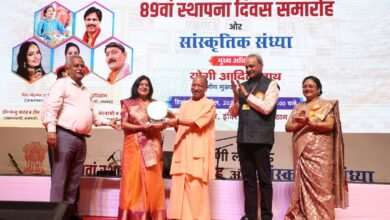 लखनऊ में आकाशवाणी के 89वें स्थापना दिवस पर मुख्यमंत्री योगी आदित्यनाथ ने इसकी 88 वर्षों की यात्रा को जनविश्वास का प्रतीक बताया। उन्होंने कहा कि आकाशवाणी ने भाषा की शुद्धता, सांस्कृतिक एकता और ग्रामीण-शहरी जुड़ाव को मजबूत किया। ‘मन की बात’ जैसे कार्यक्रम आज भी प्रेरणा देते हैं और देश को एक सूत्र में बांधते हैं।