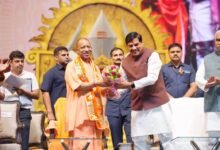 वाराणसी में सम्राट विक्रमादित्य के जीवन पर आधारित महानाट्य के शुभारंभ पर मुख्यमंत्री योगी आदित्यनाथ ने इसे ‘एक भारत-श्रेष्ठ भारत’ की उत्कृष्ट मिसाल बताया। उन्होंने कहा कि यह आयोजन उज्जैन और काशी के सांस्कृतिक संबंधों को मजबूत करता है। सीएम ने भारतीय परंपरा, कालगणना, योग और सांस्कृतिक विरासत के वैश्विक महत्व पर जोर देते हुए इसे नई पीढ़ी को अपने मूल्यों से जोड़ने का सशक्त माध्यम बताया। आयोजन में कलाकारों और मध्य प्रदेश सरकार के प्रयासों की सराहना की गई।