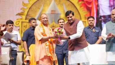 वाराणसी में सम्राट विक्रमादित्य के जीवन पर आधारित महानाट्य के शुभारंभ पर मुख्यमंत्री योगी आदित्यनाथ ने इसे ‘एक भारत-श्रेष्ठ भारत’ की उत्कृष्ट मिसाल बताया। उन्होंने कहा कि यह आयोजन उज्जैन और काशी के सांस्कृतिक संबंधों को मजबूत करता है। सीएम ने भारतीय परंपरा, कालगणना, योग और सांस्कृतिक विरासत के वैश्विक महत्व पर जोर देते हुए इसे नई पीढ़ी को अपने मूल्यों से जोड़ने का सशक्त माध्यम बताया। आयोजन में कलाकारों और मध्य प्रदेश सरकार के प्रयासों की सराहना की गई।