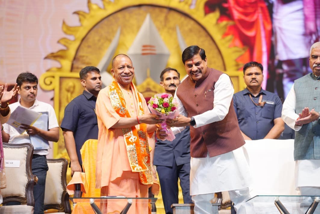 वाराणसी में सम्राट विक्रमादित्य के जीवन पर आधारित महानाट्य के शुभारंभ पर मुख्यमंत्री योगी आदित्यनाथ ने इसे ‘एक भारत-श्रेष्ठ भारत’ की उत्कृष्ट मिसाल बताया। उन्होंने कहा कि यह आयोजन उज्जैन और काशी के सांस्कृतिक संबंधों को मजबूत करता है। सीएम ने भारतीय परंपरा, कालगणना, योग और सांस्कृतिक विरासत के वैश्विक महत्व पर जोर देते हुए इसे नई पीढ़ी को अपने मूल्यों से जोड़ने का सशक्त माध्यम बताया। आयोजन में कलाकारों और मध्य प्रदेश सरकार के प्रयासों की सराहना की गई।