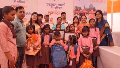 वाराणसी में मुख्यमंत्री योगी आदित्यनाथ ने “स्कूल चलो अभियान” की शुरुआत करते हुए बच्चों को शैक्षणिक सामग्री वितरित की। शिवपुर स्थित कंपोजिट विद्यालय में आयोजित कार्यक्रम में छात्रों, शिक्षकों और अभिभावकों में उत्साह दिखा। आधुनिक शिक्षण पद्धति, निपुण अभियान और समेकित शिक्षा पर विशेष जोर देते हुए मुख्यमंत्री ने बच्चों के प्रयासों की सराहना की।