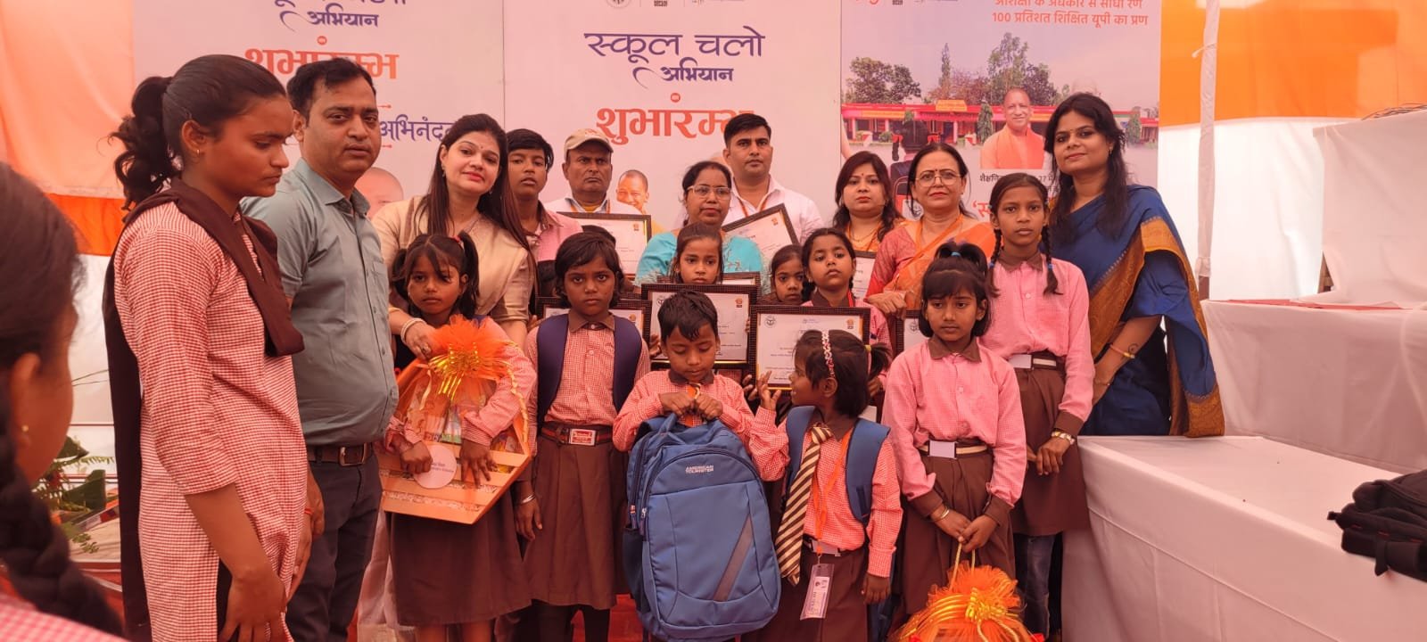 वाराणसी में मुख्यमंत्री योगी आदित्यनाथ ने “स्कूल चलो अभियान” की शुरुआत करते हुए बच्चों को शैक्षणिक सामग्री वितरित की। शिवपुर स्थित कंपोजिट विद्यालय में आयोजित कार्यक्रम में छात्रों, शिक्षकों और अभिभावकों में उत्साह दिखा। आधुनिक शिक्षण पद्धति, निपुण अभियान और समेकित शिक्षा पर विशेष जोर देते हुए मुख्यमंत्री ने बच्चों के प्रयासों की सराहना की।