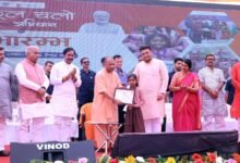 वाराणसी में ‘स्कूल चलो अभियान’ की शुरुआत करते हुए मुख्यमंत्री योगी आदित्यनाथ ने समाज के हर वर्ग से आह्वान किया कि कोई भी बच्चा शिक्षा से वंचित न रहे। उन्होंने शिक्षकों से घर-घर जाकर बच्चों का नामांकन सुनिश्चित करने को कहा। सीएम ने बताया कि 9 वर्षों में 60 लाख से अधिक बच्चों को स्कूलों से जोड़ा गया है और ड्रॉपआउट दर 19% से घटकर 3% हो गई है। सरकार यूनिफॉर्म, किताबें व अन्य सुविधाएं निशुल्क दे रही है।