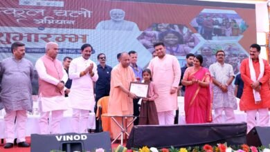 वाराणसी में ‘स्कूल चलो अभियान’ की शुरुआत करते हुए मुख्यमंत्री योगी आदित्यनाथ ने समाज के हर वर्ग से आह्वान किया कि कोई भी बच्चा शिक्षा से वंचित न रहे। उन्होंने शिक्षकों से घर-घर जाकर बच्चों का नामांकन सुनिश्चित करने को कहा। सीएम ने बताया कि 9 वर्षों में 60 लाख से अधिक बच्चों को स्कूलों से जोड़ा गया है और ड्रॉपआउट दर 19% से घटकर 3% हो गई है। सरकार यूनिफॉर्म, किताबें व अन्य सुविधाएं निशुल्क दे रही है।