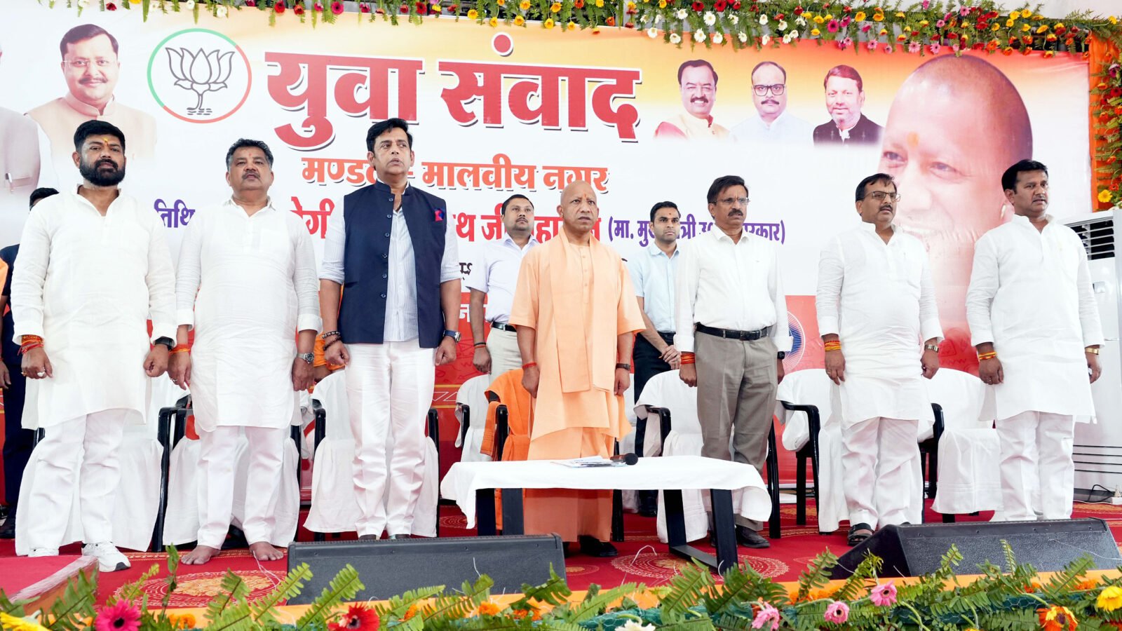 गोरखपुर में आयोजित युवा संवाद कार्यक्रम में मुख्यमंत्री योगी आदित्यनाथ ने भाजपा कार्यकर्ताओं से सोशल मीडिया पर विपक्ष के नकारात्मक नैरेटिव का तथ्यपूर्ण और मर्यादित जवाब देने का आह्वान किया। उन्होंने कहा कि आगामी विधानसभा चुनाव को देखते हुए विपक्ष मनगढ़ंत आरोप लगाएगा, जिसका जवाब बूथ स्तर तक तैयार कार्यकर्ता देंगे। मुख्यमंत्री ने डबल इंजन सरकार की उपलब्धियों को जनता तक पहुंचाने, सकारात्मक कंटेंट बनाने और युवाओं को राष्ट्र व विकास के साथ जोड़ने पर जोर दिया।