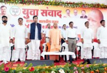 गोरखपुर में आयोजित युवा संवाद कार्यक्रम में मुख्यमंत्री योगी आदित्यनाथ ने भाजपा कार्यकर्ताओं से सोशल मीडिया पर विपक्ष के नकारात्मक नैरेटिव का तथ्यपूर्ण और मर्यादित जवाब देने का आह्वान किया। उन्होंने कहा कि आगामी विधानसभा चुनाव को देखते हुए विपक्ष मनगढ़ंत आरोप लगाएगा, जिसका जवाब बूथ स्तर तक तैयार कार्यकर्ता देंगे। मुख्यमंत्री ने डबल इंजन सरकार की उपलब्धियों को जनता तक पहुंचाने, सकारात्मक कंटेंट बनाने और युवाओं को राष्ट्र व विकास के साथ जोड़ने पर जोर दिया।