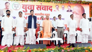 गोरखपुर में आयोजित युवा संवाद कार्यक्रम में मुख्यमंत्री योगी आदित्यनाथ ने भाजपा कार्यकर्ताओं से सोशल मीडिया पर विपक्ष के नकारात्मक नैरेटिव का तथ्यपूर्ण और मर्यादित जवाब देने का आह्वान किया। उन्होंने कहा कि आगामी विधानसभा चुनाव को देखते हुए विपक्ष मनगढ़ंत आरोप लगाएगा, जिसका जवाब बूथ स्तर तक तैयार कार्यकर्ता देंगे। मुख्यमंत्री ने डबल इंजन सरकार की उपलब्धियों को जनता तक पहुंचाने, सकारात्मक कंटेंट बनाने और युवाओं को राष्ट्र व विकास के साथ जोड़ने पर जोर दिया।