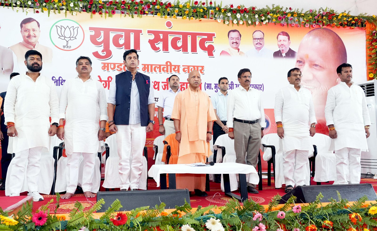 गोरखपुर में आयोजित युवा संवाद कार्यक्रम में मुख्यमंत्री योगी आदित्यनाथ ने भाजपा कार्यकर्ताओं से सोशल मीडिया पर विपक्ष के नकारात्मक नैरेटिव का तथ्यपूर्ण और मर्यादित जवाब देने का आह्वान किया। उन्होंने कहा कि आगामी विधानसभा चुनाव को देखते हुए विपक्ष मनगढ़ंत आरोप लगाएगा, जिसका जवाब बूथ स्तर तक तैयार कार्यकर्ता देंगे। मुख्यमंत्री ने डबल इंजन सरकार की उपलब्धियों को जनता तक पहुंचाने, सकारात्मक कंटेंट बनाने और युवाओं को राष्ट्र व विकास के साथ जोड़ने पर जोर दिया।