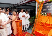 गोरखपुर में मुख्यमंत्री योगी आदित्यनाथ ने अपराधियों के खिलाफ जीरो टॉलरेंस नीति दोहराते हुए कहा कि प्रदेश में गुंडों और माफिया को किसी भी हाल में पनपने नहीं दिया जाएगा। उन्होंने घंटाघर स्थित मल्टीलेवल पार्किंग और विरासत गलियारा परियोजनाओं के लोकार्पण व शिलान्यास के दौरान कहा कि उत्तर प्रदेश अब दंगा और अराजकता से मुक्त होकर ‘उत्सव प्रदेश’ बन चुका है। सरकार सुरक्षा, विकास और व्यापारिक सुगमता को प्राथमिकता देते हुए जनकल्याण के लिए लगातार कार्य कर रही है।