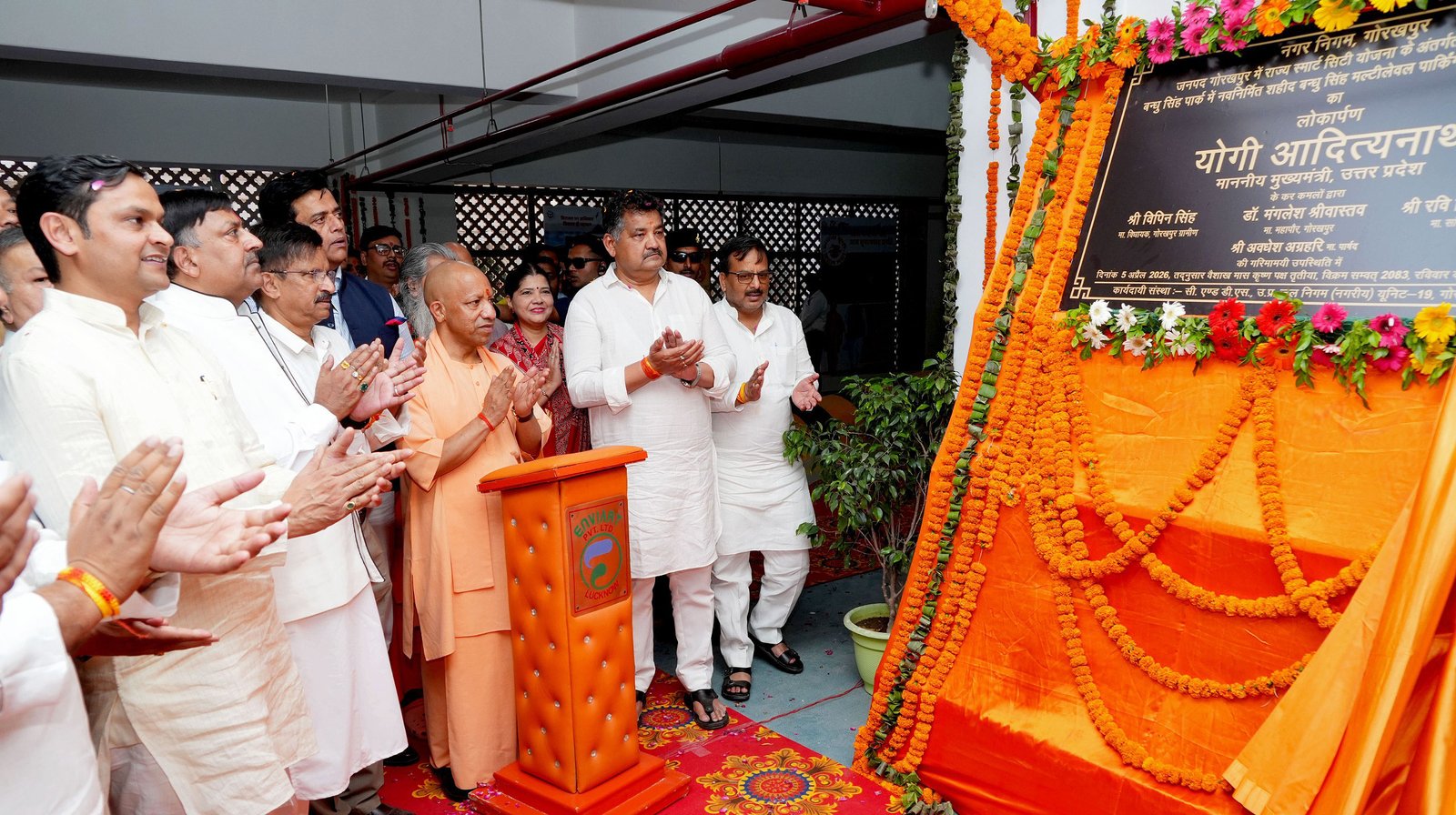 गोरखपुर में मुख्यमंत्री योगी आदित्यनाथ ने अपराधियों के खिलाफ जीरो टॉलरेंस नीति दोहराते हुए कहा कि प्रदेश में गुंडों और माफिया को किसी भी हाल में पनपने नहीं दिया जाएगा। उन्होंने घंटाघर स्थित मल्टीलेवल पार्किंग और विरासत गलियारा परियोजनाओं के लोकार्पण व शिलान्यास के दौरान कहा कि उत्तर प्रदेश अब दंगा और अराजकता से मुक्त होकर ‘उत्सव प्रदेश’ बन चुका है। सरकार सुरक्षा, विकास और व्यापारिक सुगमता को प्राथमिकता देते हुए जनकल्याण के लिए लगातार कार्य कर रही है।
