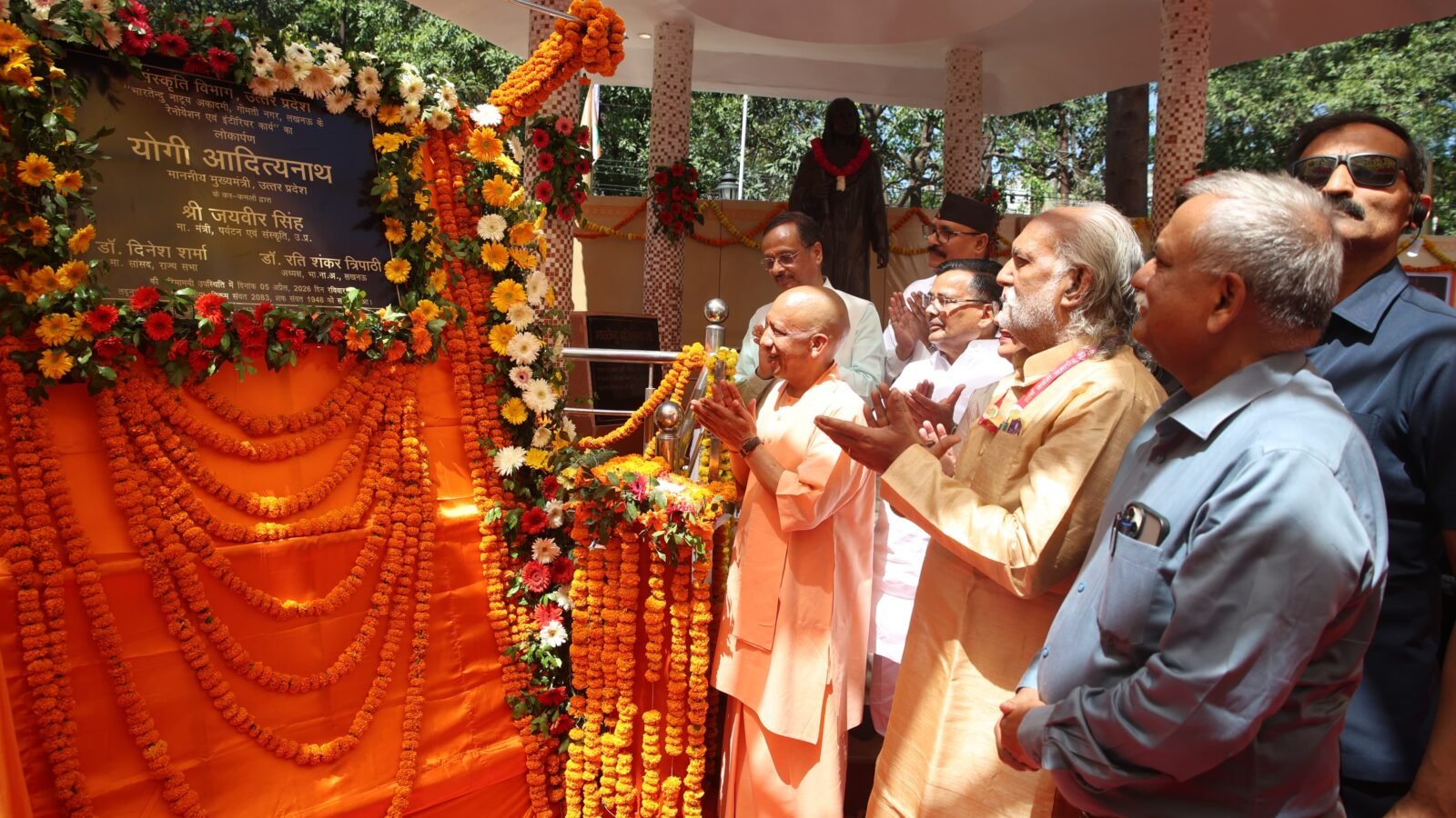 लखनऊ में भारतेंदु नाट्य अकादमी के स्वर्ण जयंती नाट्य समारोह के उद्घाटन अवसर पर मुख्यमंत्री योगी आदित्यनाथ ने कहा कि रंगमंच समाज का दर्पण है, जो जनचेतना को नई दिशा देता है। उन्होंने कलाकारों से राष्ट्र नायकों पर आधारित प्रभावी नाटक, संवाद और संगीत तैयार करने का आह्वान किया। मुख्यमंत्री ने भारतीय संस्कृति, विरासत और ऐतिहासिक नायकों के सम्मान पर जोर देते हुए कहा कि ऐसे कार्यक्रम समाज को जोड़ने और नई पीढ़ी को प्रेरित करने का माध्यम बनते हैं।