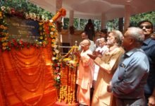 लखनऊ में भारतेंदु नाट्य अकादमी के स्वर्ण जयंती नाट्य समारोह के उद्घाटन अवसर पर मुख्यमंत्री योगी आदित्यनाथ ने कहा कि रंगमंच समाज का दर्पण है, जो जनचेतना को नई दिशा देता है। उन्होंने कलाकारों से राष्ट्र नायकों पर आधारित प्रभावी नाटक, संवाद और संगीत तैयार करने का आह्वान किया। मुख्यमंत्री ने भारतीय संस्कृति, विरासत और ऐतिहासिक नायकों के सम्मान पर जोर देते हुए कहा कि ऐसे कार्यक्रम समाज को जोड़ने और नई पीढ़ी को प्रेरित करने का माध्यम बनते हैं।