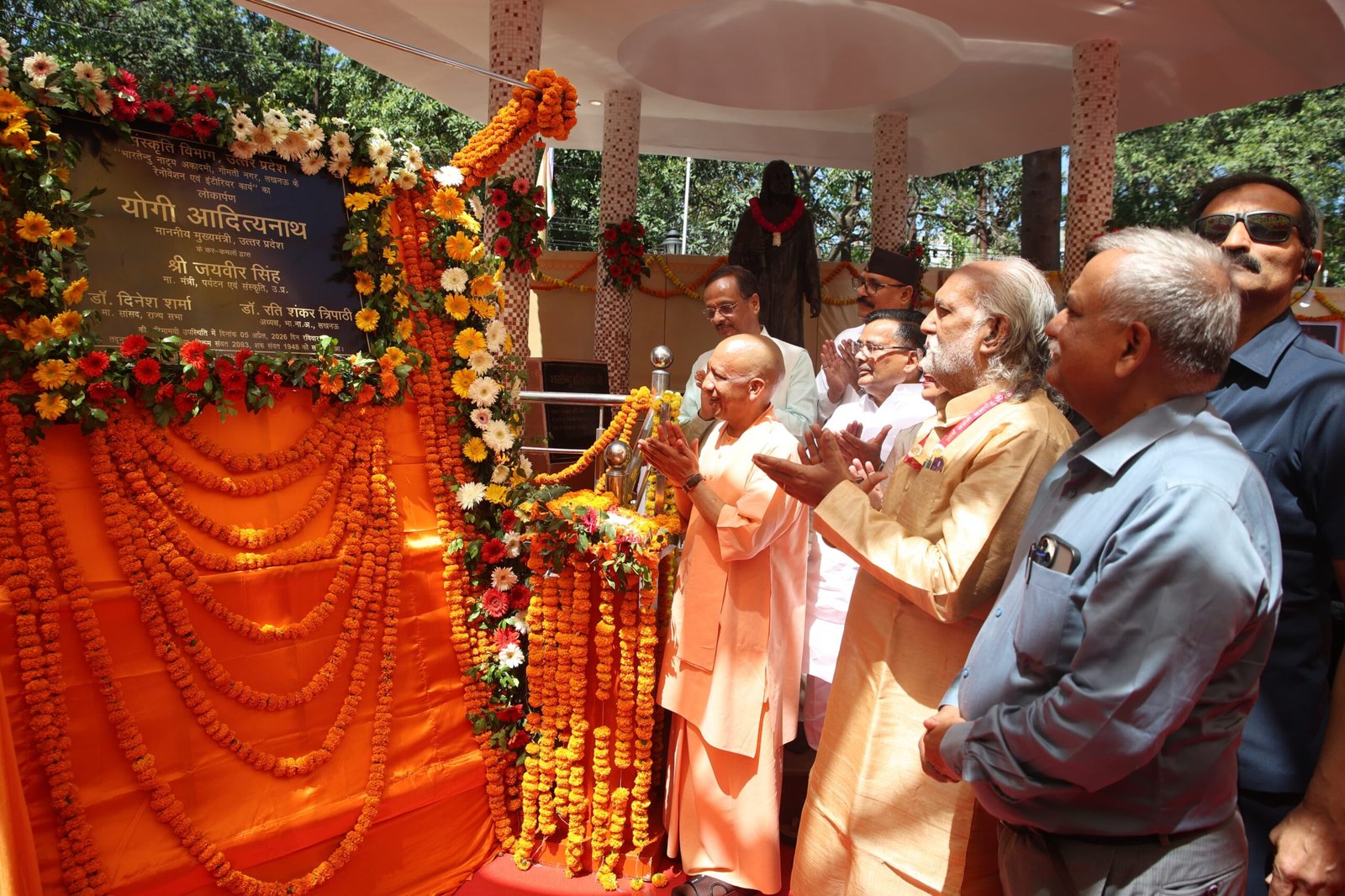 लखनऊ में भारतेंदु नाट्य अकादमी के स्वर्ण जयंती नाट्य समारोह के उद्घाटन अवसर पर मुख्यमंत्री योगी आदित्यनाथ ने कहा कि रंगमंच समाज का दर्पण है, जो जनचेतना को नई दिशा देता है। उन्होंने कलाकारों से राष्ट्र नायकों पर आधारित प्रभावी नाटक, संवाद और संगीत तैयार करने का आह्वान किया। मुख्यमंत्री ने भारतीय संस्कृति, विरासत और ऐतिहासिक नायकों के सम्मान पर जोर देते हुए कहा कि ऐसे कार्यक्रम समाज को जोड़ने और नई पीढ़ी को प्रेरित करने का माध्यम बनते हैं।