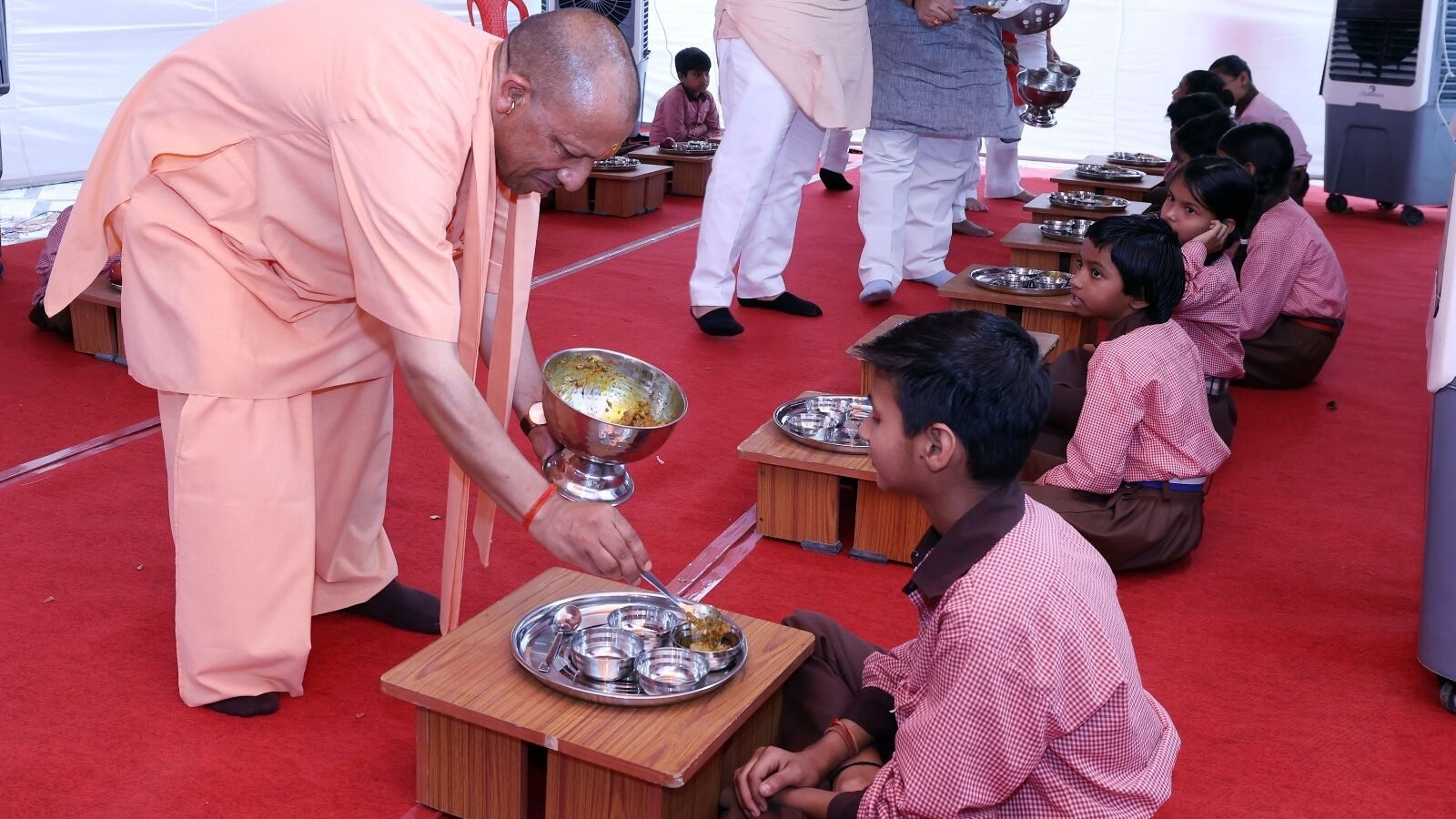 वाराणसी के शिवपुर स्थित कंपोजिट विद्यालय में मुख्यमंत्री योगी आदित्यनाथ ने ‘स्कूल चलो अभियान’ का शुभारंभ किया। इस दौरान उन्होंने बच्चों को मिड-डे मील परोसा, स्कूल बैग, किताबें व उपहार वितरित किए। निपुण विद्यालयों और विद्यार्थियों को सम्मानित किया गया। कार्यक्रम में शैक्षिक नवाचार पुस्तिका का विमोचन और लघु फिल्म प्रदर्शन भी हुआ।