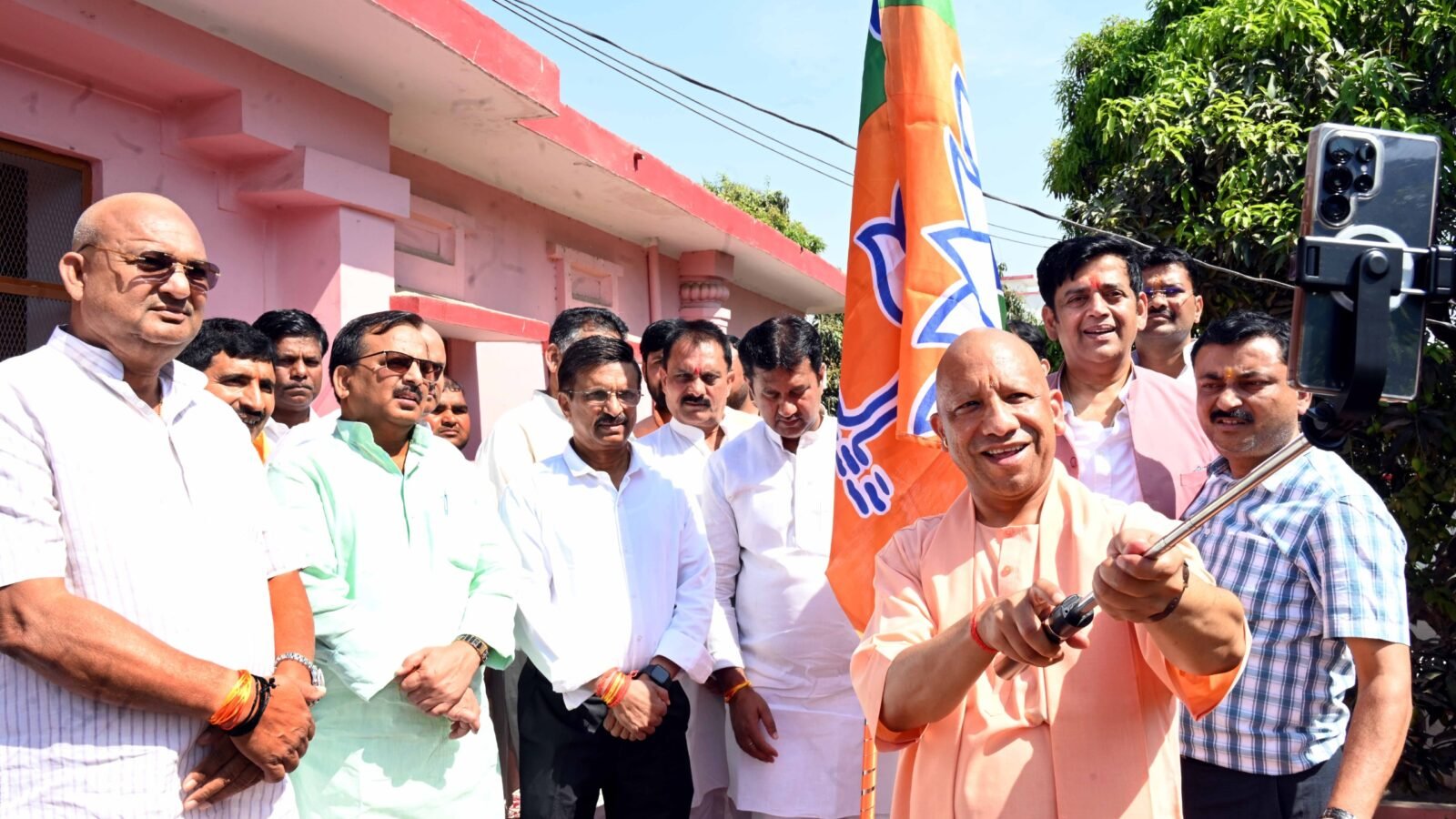 गोरखपुर में भाजपा के 47वें स्थापना दिवस पर मुख्यमंत्री योगी आदित्यनाथ ने कार्यकर्ताओं को संबोधित करते हुए राष्ट्र प्रथम की भावना पर जोर दिया। उन्होंने पार्टी के संघर्षपूर्ण इतिहास, जनसंघ से भाजपा तक की यात्रा और केंद्र व प्रदेश सरकार की उपलब्धियों को रेखांकित किया। कार्यक्रम में वरिष्ठ कार्यकर्ताओं का सम्मान किया गया और संगठन को मजबूत करने का आह्वान किया गया। साथ ही अंबेडकर जयंती तक चलने वाले कार्यक्रमों की भी घोषणा की गई।