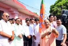 गोरखपुर में भाजपा के 47वें स्थापना दिवस पर मुख्यमंत्री योगी आदित्यनाथ ने कार्यकर्ताओं को संबोधित करते हुए राष्ट्र प्रथम की भावना पर जोर दिया। उन्होंने पार्टी के संघर्षपूर्ण इतिहास, जनसंघ से भाजपा तक की यात्रा और केंद्र व प्रदेश सरकार की उपलब्धियों को रेखांकित किया। कार्यक्रम में वरिष्ठ कार्यकर्ताओं का सम्मान किया गया और संगठन को मजबूत करने का आह्वान किया गया। साथ ही अंबेडकर जयंती तक चलने वाले कार्यक्रमों की भी घोषणा की गई।