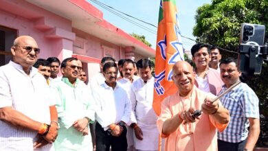 गोरखपुर में भाजपा के 47वें स्थापना दिवस पर मुख्यमंत्री योगी आदित्यनाथ ने कार्यकर्ताओं को संबोधित करते हुए राष्ट्र प्रथम की भावना पर जोर दिया। उन्होंने पार्टी के संघर्षपूर्ण इतिहास, जनसंघ से भाजपा तक की यात्रा और केंद्र व प्रदेश सरकार की उपलब्धियों को रेखांकित किया। कार्यक्रम में वरिष्ठ कार्यकर्ताओं का सम्मान किया गया और संगठन को मजबूत करने का आह्वान किया गया। साथ ही अंबेडकर जयंती तक चलने वाले कार्यक्रमों की भी घोषणा की गई।