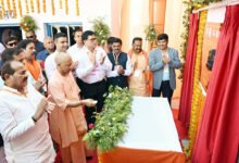 मुख्यमंत्री योगी आदित्यनाथ ने आजमगढ़ में श्री बाबा गोरखनाथ कृपा दुग्ध उत्पादक संस्था के नवनिर्मित दुग्ध अवशीतन केंद्र का उद्घाटन किया। उन्होंने इसे महिला सशक्तीकरण और ग्रामीण अर्थव्यवस्था को मजबूत करने की दिशा में बड़ा कदम बताया। सीएम ने कहा कि अब आजमगढ़ की पहचान बदल चुकी है और विकास की नई धारा बह रही है। उन्होंने विपक्षी दलों पर हमला करते हुए कहा कि उनके एजेंडे में कभी विकास और गरीब कल्याण शामिल नहीं रहा।